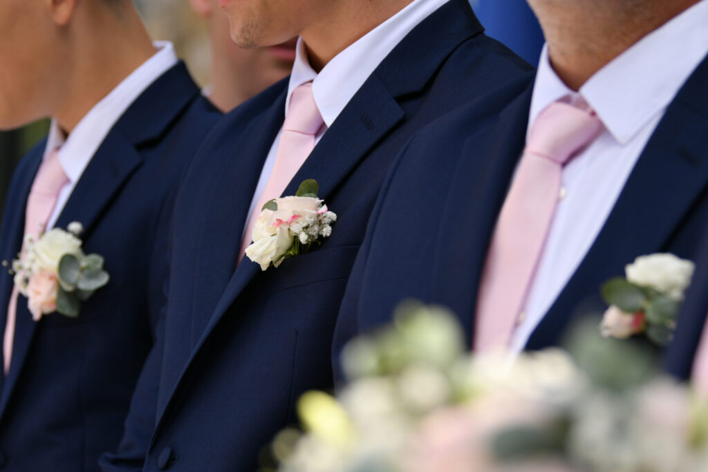 uomini a un matrimonio indossano cravatte rosa